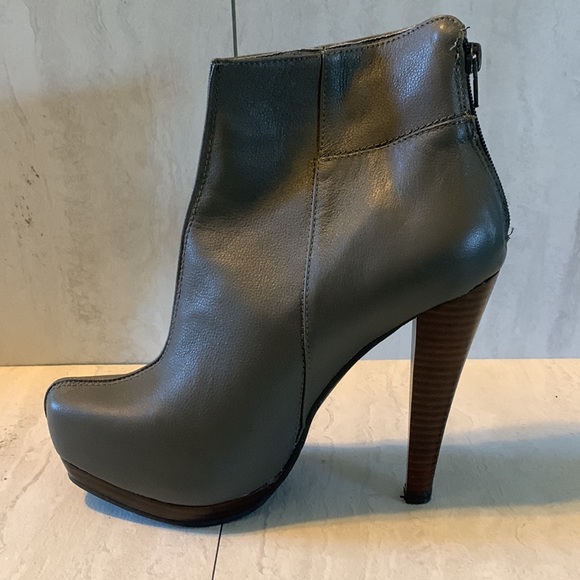 Restricted Women's Gray Leather Back Zipper Platform High Heeled Ankle Boots 8.5 - Picture 7 of 12